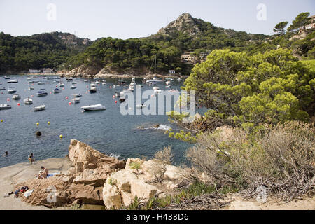 Sea, Aiguablava, Costa Brava, Catalonia, Spain, coast, bile coast, mountains, hills, harbour place, harbour bay, bay, harbour, boots, people, bathers, vacationers, vacation, scenery, woods, Stock Photo