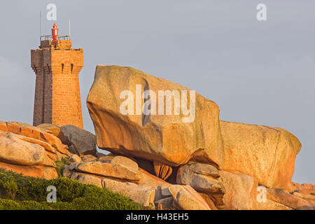 Lighthouse Men Ruz, Ploumanac'h, Cote de Granit Rose, Côtes d'Armor, Brittany, France Stock Photo
