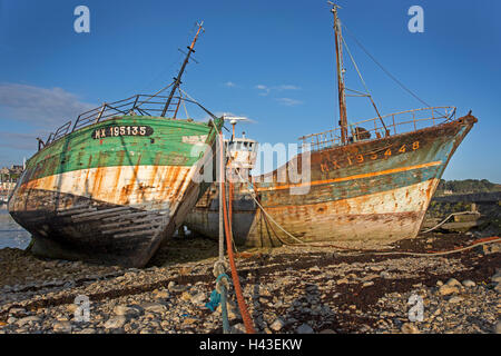 Shipwrecks of old fishing boats, Ship Graveyard, Camaret-sur-Mer, Département Finistère, Brittany, France