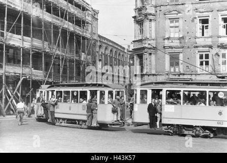 Germany, Bavaria, Munich, in 1947, town view, streetcar, overcrowds, b/w, town, street scene, traffic, means transportation, publicly, means transportation, personal transport, person, goes, passengers, scrum, houses, destruction, scaffold, post-war perio Stock Photo