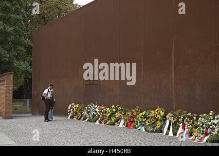 Germany, Berlin, defensive wall, memorial, floral wreaths, tourists, no model release, Europe, town, capital, monument, the GDR, metal wall, metal defensive wall, rusts, flowers, rims, memory, couple, tourist, sightseeing, outside,