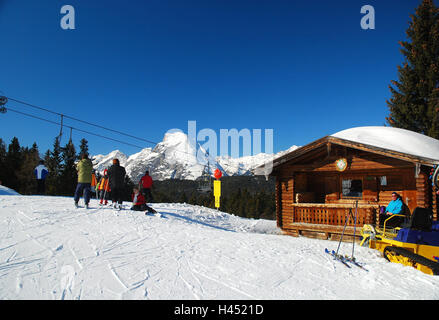 Austria, Tyrol, sea field, Gschwandtkopf, mountain rescue service hut, tourist, skier, Nordtirol, tourist resort, place, tourism, tourism, winter sports area, winter sports, ski runway, snow, architecture, wooden house, wooden hut, hut, person, leisure time, sport, sunny, outside, mountain rescue service, mountains, Stock Photo