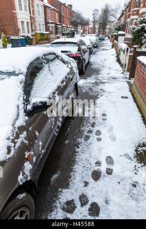 A cold wintry day after a light snowfall. Snow on a residential street in Winter, Nottinghamshire, England, UK Stock Photo