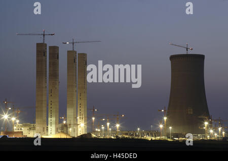 Germany, North Rhine-Westphalia, Neurath, brown coal-fired power station, men at work, brown coal, energy, power station, climate change, environmental pollution, CO2, RWE, economy, industry, towers, cooling towers, lights, lighting, evening, cranes, construction site, Stock Photo