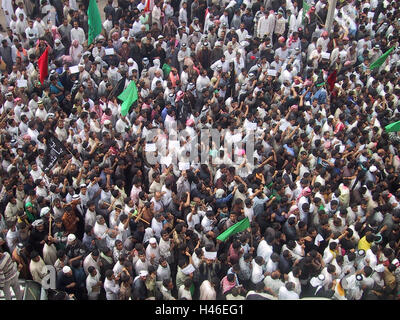 22nd April 2003 Thousands of people gather in the holy city of Karbala to take part in the first Ashura since the fall of Saddam Hussein. Stock Photo