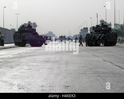 26th Oct. 2003 U.S. Army forces block off a main road near the Green Zone in Baghdad during their occupation of Iraq. Stock Photo