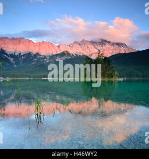 Eibsee in front of the Wetterstein mountains with the Zugspitze, Bavaria, Germany Stock Photo