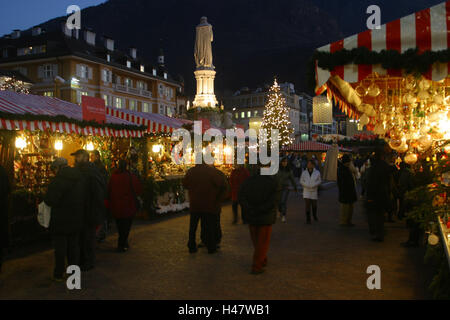 Italy, South Tyrol, Bolzano, Walther's space, Christmas fair, passer-by, evening, Northern Italy, Bolzano, Trentino, town, dusk, Old Town, space, main square, Christmas tree, lights, mood, statue, market stalls, market, person, shopping, Christmas, yule tide, Christmas period, for Christmas, Stock Photo