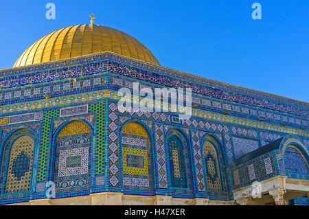 The Dome of the Rock decorated with colorful glazed tiles, covered with geometric islamic patterns and Quranic calligraphy Stock Photo