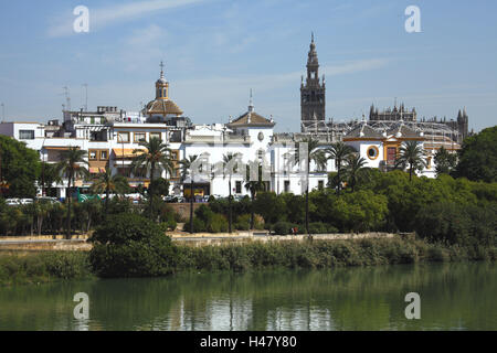 Spain, Andalusia, Seville, view over Rio Guadalquivir on the Paseo de Cristobal Colon with Old Town, Stock Photo