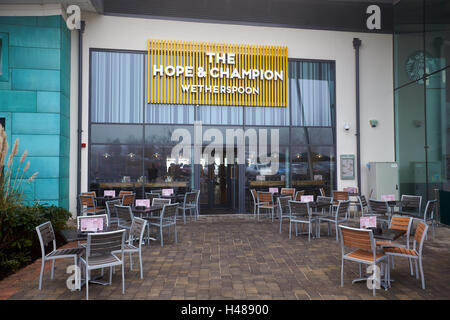 General view of the new Hope & Champion pub, operated by Wetherspoons, in the Beaconsfield service station next to the M40 Stock Photo