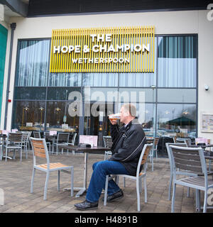 General view of the new Hope & Champion pub, operated by Wetherspoons, in the Beaconsfield service station next to the M40 Stock Photo