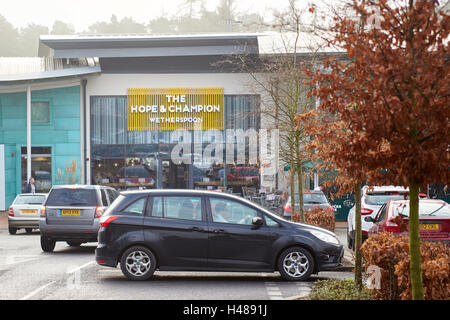 General view of the new Hope & Champion pub, operated by Wetherspoons, in the Beaconsfield service station next to the M40 Stock Photo