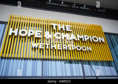 General view of the new Hope & Champion pub, operated by Wetherspoons, in the Beaconsfield service station next to the M40 Stock Photo