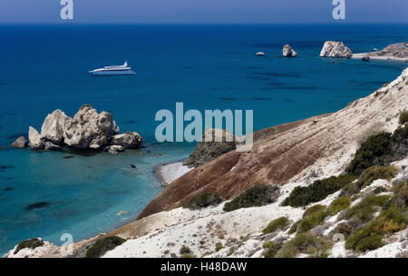 Cyprus, in Greek, close Paphos, Petra, tou Romiou, rocks Aphrodite, yacht, sea, Europe, Mediterranean island, island, island state, to Südzypern, southwest coast, Greek-in of a Cypriot manner, coast, bile coast, Pafos, coastal scenery, scenery, boulders, place of interest, Aphrodite rock, legend shape, Aphrodite, froth-born, goddess, legend, ship, luxury yacht, engine yacht, the Mediterranean Sea, blue, horizon, Stock Photo