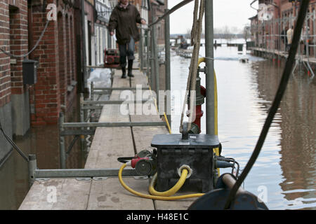 Germany, Lower Saxony, Hitzacker, high water, houses, bridge, current dispatcher, passer-by, Stock Photo