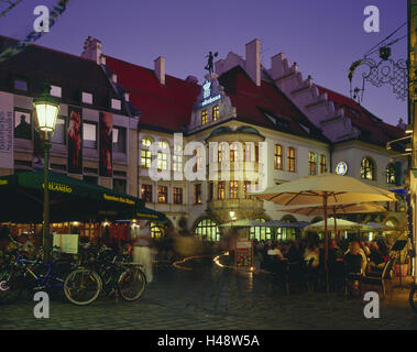 Germany, Bavaria, Munich, Hofbräuhaus, guests, evening, outside, Upper Bavaria, town, building, inn, restaurant, bar, famously, famous, tourism, food, drinking, tourist attraction, attraction, place of interest, gastronomy, person, outside, dusk, Stock Photo