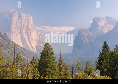 Yosemite Valley choked with smoke from the Dog Rock Wildfire, Yosemite National Park, California, USA. Autumn (October) 2014. Stock Photo