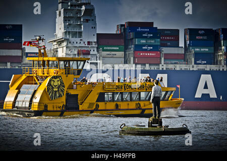 Germany, Hamburg, Övelgönne, Elbe, Elbe beach, harbour, container ship, sculpture, buoy, 'man in the current', Stock Photo