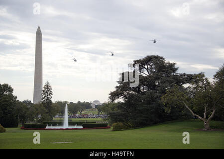 Washington, District of Columbia, USA. 13th Oct, 2016. Marine One, with United States President Barack Obama aboard, along with several decoys, flies over the Ellipse in Washington, DC on Thursday, October 13, 2016 en route to Joint Base Andrews in Maryland for a trip to Pennsylvania and Ohio.Credit: Ron Sachs/CNP Credit:  Ron Sachs/CNP/ZUMA Wire/Alamy Live News Stock Photo