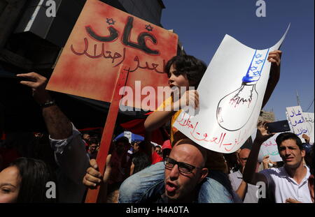 Amman, Jordan. 14th Oct, 2016. Protesters hold banners and shout slogans during a protest against a Jordanian Government's agreement to import natural gas from Israel, in Amman, Jordan, on Oct. 14, 2016. Hundreds of Jordanians took to the streets here on Friday to protest a gas deal signed between Jordan and Israel. © Mohammad Abu Ghosh/Xinhua/Alamy Live News Stock Photo