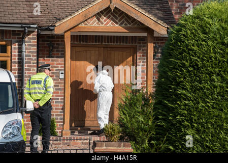 Gerrards Cross, Buckinghamshire, UK. 14th October 2016. Police vehicles and forensic unit at the scene. At around 17:50BST on Monday 10th October 2016 officers attended a property in High Beeches, Gerrards Cross in Buckinghamshire following a report that a woman in her thirties had died. An investigation was launched into the circumstances surrounding her death.  On Thursday 13th October 2016 a Home Office Post-Mortem examination was carried out, and following the Thames Valley Police Force’s Major Crime Unit launched a murder investigation. Credit:  Peter Manning/Alamy Live News Stock Photo