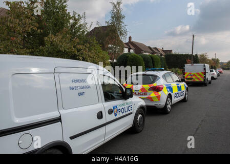 Gerrards Cross, Buckinghamshire, UK. 14th October 2016. Police vehicles and forensic unit at the scene. At around 17:50BST on Monday 10th October 2016 officers attended a property in High Beeches, Gerrards Cross in Buckinghamshire following a report that a woman in her thirties had died. An investigation was launched into the circumstances surrounding her death.  On Thursday 13th October 2016 a Home Office Post-Mortem examination was carried out, and following the Thames Valley Police Force’s Major Crime Unit launched a murder investigation. Credit:  Peter Manning/Alamy Live News Stock Photo