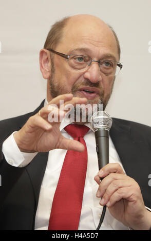 Berlin, Germany. 15th Oct, 2016. President of the European Parliament, Martin Schulz, speaks at the basic congress of SPD and Linke in Berlin, Germany, 15 October 2016. PHOTO: JOERG CARSTENSEN/dpa/Alamy Live News Stock Photo