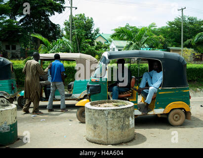 Abuja, Nigeria. 10th Oct, 2016. Drivers of autorickshaws wait for customers in the region of Abuja, Nigeria, 10 October 2016. PHOTO: MONIKA SKOLIMOWSKA/dpa/Alamy Live News Stock Photo