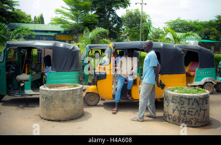 Abuja, Nigeria. 10th Oct, 2016. Drivers of autorickshaws wait for customers in the region of Abuja, Nigeria, 10 October 2016. PHOTO: MONIKA SKOLIMOWSKA/dpa/Alamy Live News Stock Photo