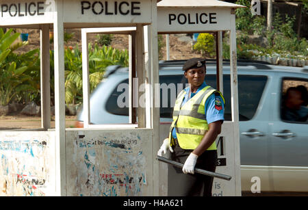 Abuja, Nigeria. 10th Oct, 2016. A policewoman overserves the traffic at a crossing in Abuja, Nigeria, 10 October 2016. PHOTO: MONIKA SKOLIMOWSKA/dpa/Alamy Live News Stock Photo