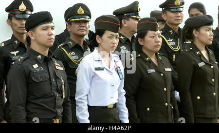 Bangkok, Thailand. 14th October, 2016. Thai military watch the motorcade carrying the body of King Bhumibol Adulyadej to the Grand Palace in Bangkok, Thailand. Thailand's King Bhumibol Adulyadej, the world's longest-reigning monarch, died at the age of 88 in Bangkok's Siriraj Hospital on Thursday after his 70-year reign. Prime Minister Prayut Chan-ocha made a statement Thailand would hold a one-year mourning period as the Crown Prince Maha Vajiralongkorn confirmed that he would perform his duty as heir to the throne. Credit:  PixelPro/Alamy Live News Stock Photo