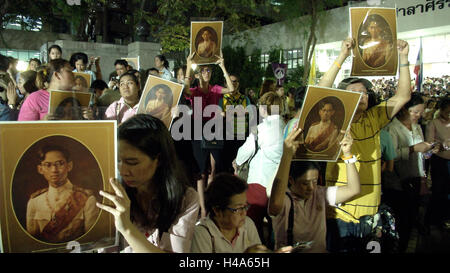 Bangkok, Thailand. 14th October, 2016. Thousands of people gather at Siriraj hospital during prayers for Thai King Bhumibol Adulyadej's health. The passing of Thailand's King Bhumibol Adulyadej was announced by the palace. Credit:  PixelPro/Alamy Live News Stock Photo