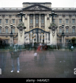 Great Britain, London, Buckingham Palace, castle court, tourists, Stock Photo