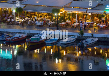 Greece, Crete, agio Nikolaos, view over the Voulismeni lake on the harbour promenade, in the evening, Stock Photo