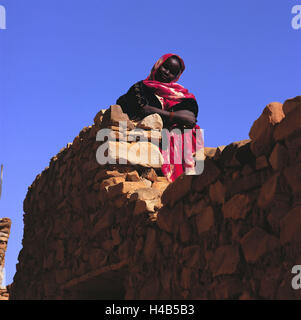 Mauritania, region Adrar, Chinguetti, Old Town, defensive wall, woman, young, Africa, West, Africa, oasis town, oasis, commercial position, Ksar, town, UNESCO-world cultural heritage, stone defensive wall, historically, people, girls, Mauritanian, dark-skinned, Mauritanian, copy space, Stock Photo