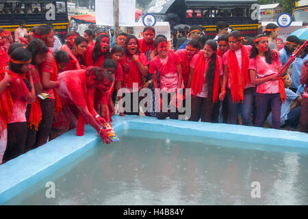 Group of young Indian girls during Ganesh immersion (Visarjan) in water tank, Pune Stock Photo