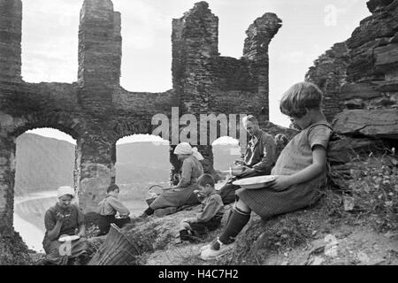 Winzer aus Beilstein bei der Pause im Weinberg, Deutschland 1930er Jahre. Winegrower having a break in hnis vineyard near Beilstein, Germany 1930s Stock Photo