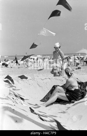 Strandleben auf der Nordseeinsel Juist, Deutschland 1930er Jahre. Beach life on East Frisian island of Juist, Germany 1930s Stock Photo