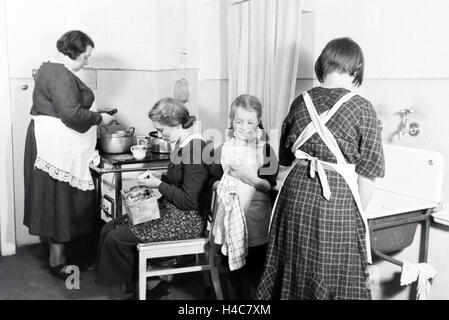 Mitglieder einer kinderreichen Familie bei der Hausarbeit, Deutsches Reich 1930er Jahre. Members of an extended family doing the housework, Germany 1930s Stock Photo