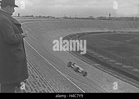 Der deutsche Ingenieur Ferdinand Porsche stoppt die Zeit eines Mercedes Benz Silberpfeil auf der AVUS Rennstrecke in Berlin, Deutschland 1930er Jahre. German engineer and inventor Ferdinand Porsche takin the time for a lap of a Mercedes Benz Silver Arrow Stock Photo