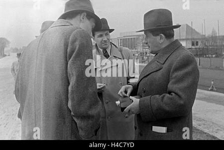 Der deutsche Ingenieur Ferdinand Porsche (rechts) im Gespräch mit Kollegen an der AVUS Rennstrecke in Berlin, Deutschland 1930er Jahre. German engineer and inventor Ferdinand Porsche (right) talking to colleagues at Berlin AVUS race track, Germany 1930s Stock Photo