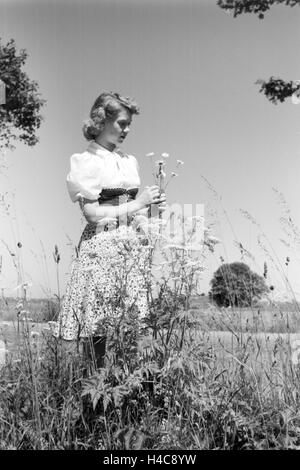 Die österreichische Schauspielerin Gusti Wolf macht Ferien, Deutschland 1930er Jahre. The Austrian actress on her holidays, Germany 1930s Stock Photo