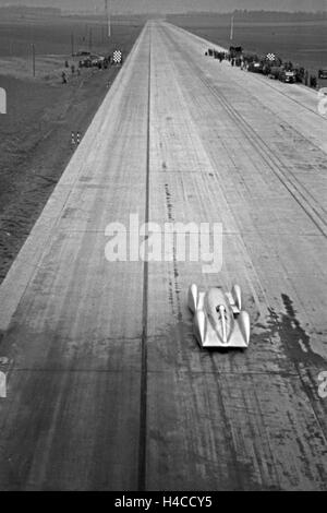 Mercedes Benz W 125 comes with the world record attempt on the freeway Frankfurt-Darmstadt herangerast, Germany 1930see The Mercedes Benz W 125 speeding At the world record trial in the Frankfurt-Darmstadt highway, Germany 1930see. Stock Photo