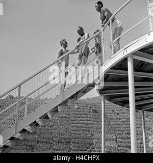 Männer an der Treppe zur Promenade am Max Eyth See in Stuttgart, Deutschland 1930er Jahre. Men at the stairs to the promenade at Max Eyth lake at Stuttgart, Germany 1930s. Stock Photo