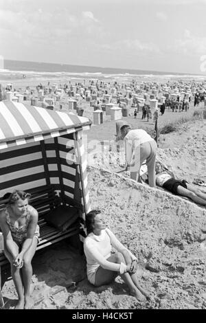 Urlaub auf Norderney, Deutsches Reich 1930er Jahre. Vacations on Norderney, Germany 1930s Stock Photo