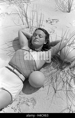 Urlaub auf Norderney, Deutsches Reich 1930er Jahre. Vacations on Norderney, Germany 1930s, Stock Photo