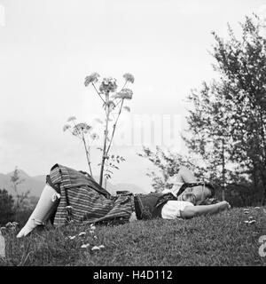 Junge Frau beim Bergsteigen in der Wachau in Österreich, Deutschland 1930er Jahre. A young woman climbing on a mountain in the Wachau area in Austria, Germany 1930s. Stock Photo