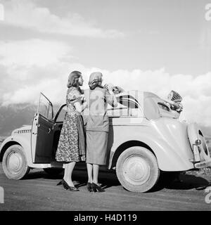 Mit dem Opel Olympia unterwegs in der Wachau in Österreich, Deutschland 1930er Jahre. On the road with an Opel model Olympia at the Wachau area in Austria, Germany 1930s. Stock Photo