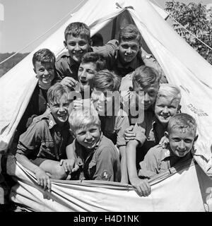 Die Belegung eines Gruppenzeltes im Hitlerjugend Lager besteht aus zehn Hitlerjungen, Österreich 1930er Jahre. The occupnacy of a tent at the Hitler youth camp consists of ten boys, Austria 1930s. Stock Photo